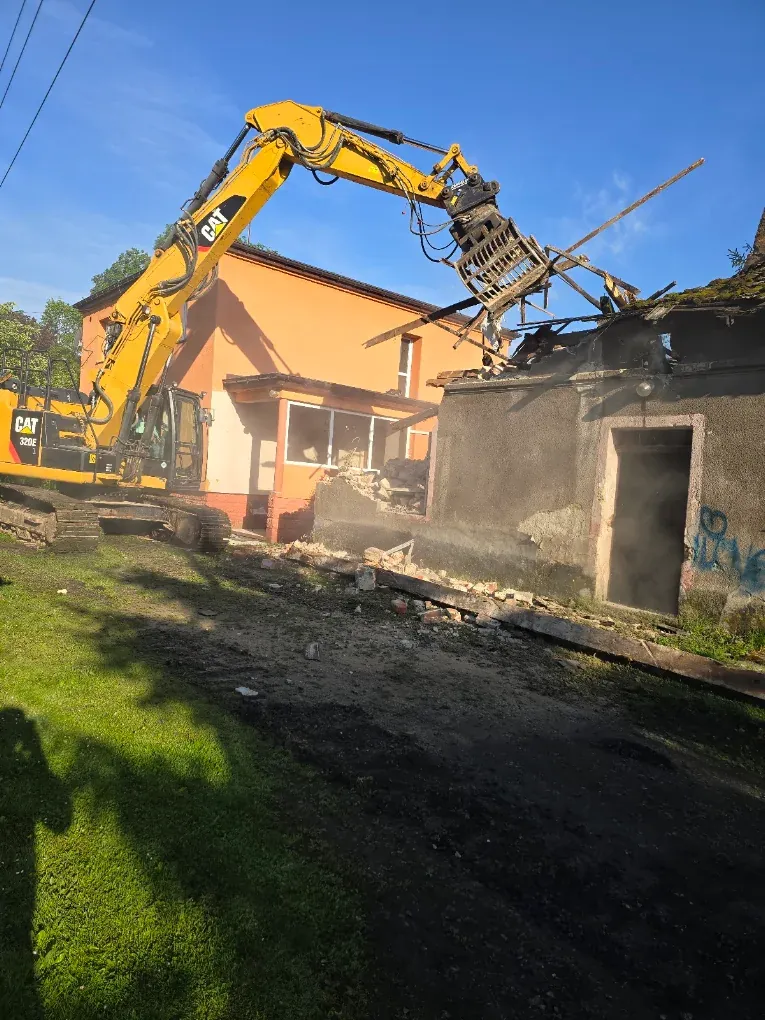 Prace rozbiórkowe przy budynku