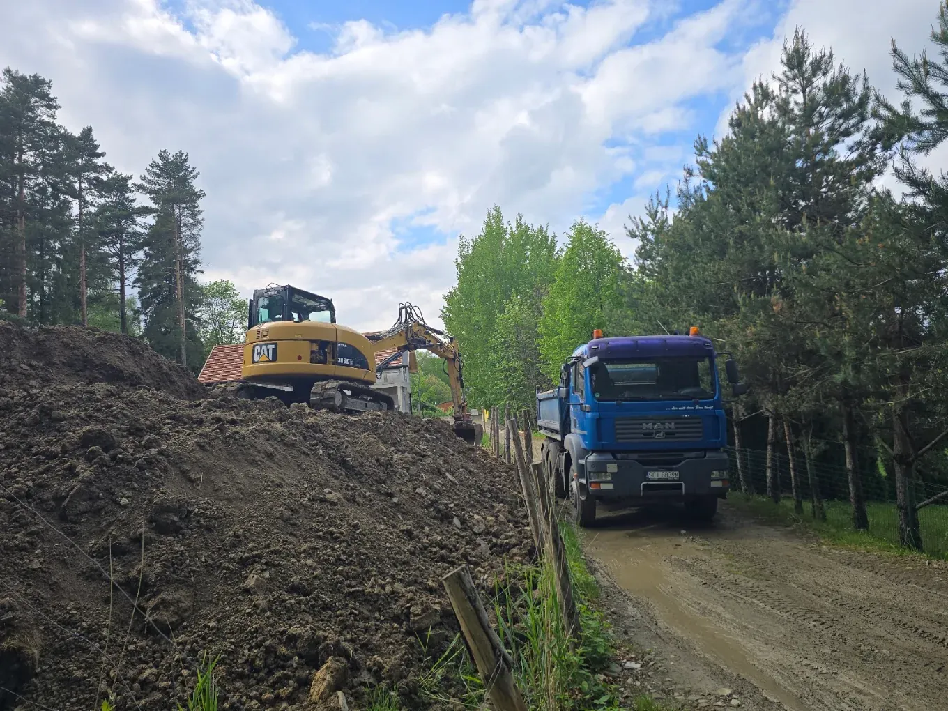 Koparka i ciężarówka na placu prac