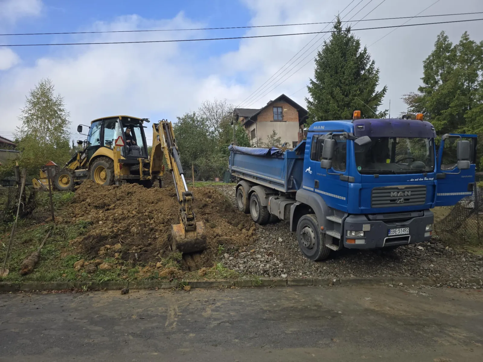 Wywrotka DM Multiservice podczas transportu materiału